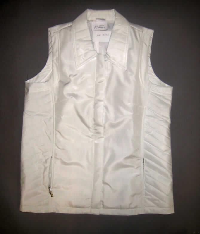 Weste, sog. Damen-Steppweste, Artikel 8703, Größe 40, siehe Foto,
- vorn und hinten aus 0,15 mm dicken, einfarbigen Geweben aus lt. Antrag 100 % Nylon 
  (synthetische Chemiefasern); wattiert gefüttert,
- an den Seiten aus einem durch Steppen abgeteilten, zweilagigen Verbunderzeugnis
  der Position 5811 mit einer Außenlage aus einfarbigen Geweben aus lt. Antrag 100 % 
  Nylon (synthetische Chemiefasern) und einer Innenlage aus Wattierungsstoff, leicht 
  gefüttert,
- über die Taille reichend (Rückenlänge: 64 cm),
- mit einem Umlegekragen,
- vorn mit einer durchgehenden Öffnung mit Reißverschluss und Patte von rechts über
  links (Frauenkleidung),
- ärmellos; mit weiten Armausschnitten,
- mit zwei Taschen unterhalb der Taille,
- am unteren Rand gesäumt.