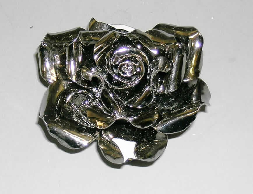 Keramischer Ziergegenstand, sog. "Deko-Rose", siehe Foto, 
- in Form einer silber glasierten, stilisierten Rosenblüte, 
- mit einem Durchmesser von ca. 8,4 cm und einer Höhe von ca. 4,4 cm, 
- keramisches Erzeugnis, nach der Formgebung gebrannt, tonmineralhaltiges Material 
  enthaltend, 
- nach augenscheinlicher Untersuchung handelt es sich um Porzellan (unter anderem 
  durchscheinend, vollständig verglast, nicht ritzbar, haftet nicht an der Zunge), 
- augenscheinlich nicht handgearbeitet.
