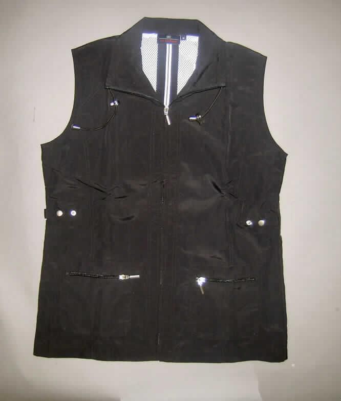 Weste, sog. Damen-Gilet, Artikel 8109, Größe M, siehe Foto,
- aus  0,3 mm dicken, einfarbigen Geweben aus lt. Antrag 100 % Nylon (synthetische 
  Chemiefasern),
- netzartig gefüttert,
- über den Schritt reichend (Rückenlänge: 70 cm),
- mit einem Stehkragen mit Tunnelzug,
- vorn mit einer durchgehenden Öffnung mit Reißverschluss ohne Überlappung,
- ohne Merkmale, die auf einen bestimmten Trägerkreis hinweisen (unisex),
- ärmellos; mit weiten Armausschnitten,
- mit zwei Taschen unterhalb der Taille,
- am unteren Rand gesäumt.