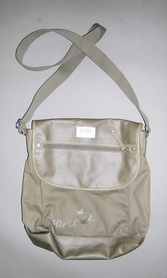 Anderes Behältnis, Umhängetasche, sog. "Verena ShildBGA", siehe Foto, 
- nicht formstabile, beutelartige Tasche mit einer Außenseite aus Spinnstoffen,
- mit Abmessungen von ca. 34 x 31 x 11 cm, 
- mit einem verstellbaren Schultertragegurt,
- mit einer Überschlagklappe mit Magnetverschluss, 
- auf der Überschlagklappe mit einem Reißverschlussfach,
- unter der Überschlagklappe mit einem aufgenähten Einsteckfach ohne Verschluss,
- Hauptfach mit einem seitlichen Reißverschlussfach und diversen, seitlich angebrachten
  Einsteckfächern (Handyfach, Stiftlaschen) ohne Verschluss, ansonsten ohne Einteilung,
- auf der Überschlagklappe und am Boden wasserabweisend ausgerüstet,
- zur Aufnahme größerer Gegenstände bestimmt,
- augenscheinlich nicht handgearbeitet.