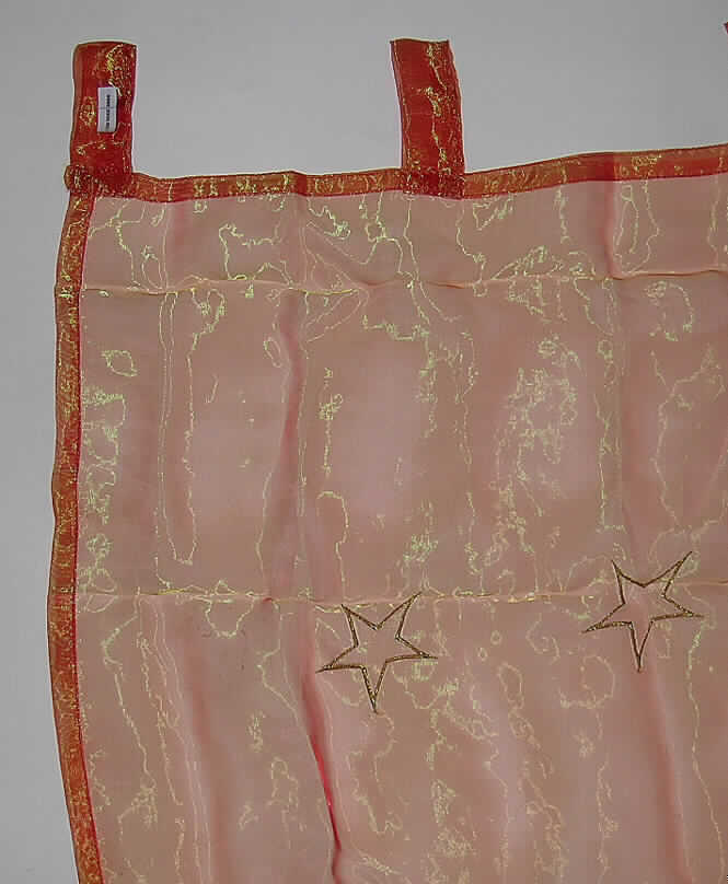 Gardine, sog. Schlaufenvorhang Organza,  Artikel 79697, siehe Foto,
- aus 0,1 mm dicker, einfarbiger Stickerei auf durchscheinendem, lichtdurchlässigem
  Gewebegrund (sog. Organza) aus lt. Antrag 100% Polyamid (synthetische Chemiefasern); 
  aufgrund der Art des Flächenerzeugnisses (durchscheinend, lichtdurchlässig) kein Vorhang 
  der  Codenummer 6303 9290 90 0,
- mit aufgestickten Sternmotiven; in den Abmessungen: 110 cm breit und 220 cm lang,
- an allen Rändern durch Umschlagen und Festnähen gesäumt,
- am oberen Rand mit angenähten Schlaufen, durch die eine Gardinenstange geschoben 
  werden kann (u.a. dadurch konfektioniert),
- kein Weihnachtsartikel der Pos. 9505, da die Ware einen eigenen Verwendungszweck hat.