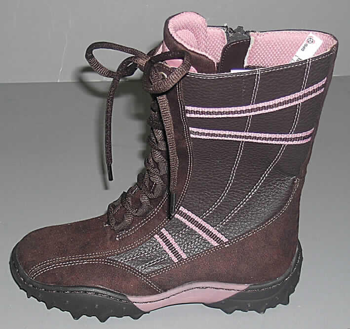 Freizeitschuhe, laut Antrag: Kinderstiefel, Art.-Nr. 84703/8230115 - siehe Abbildung
- mit Laufsohlen aus Kunststoff (laut Antrag)
- mit Oberteil aus Kunststoff (Spinnstoff mit einer mit dem bloßen Auge wahrnehmbaren 
  Außenschicht aus Kunststoff; den größten Teil der Außenfläche bildend) und Spinnstoff 
  (mit Scherstaub beflocktes Kunststoff/Spinnstoff-Verbunderzeugnis)
- mit Zierstreifen aus Spinnstoff
- ohne Metallschutz in der Vorderkappe
- den Knöchel bedeckend