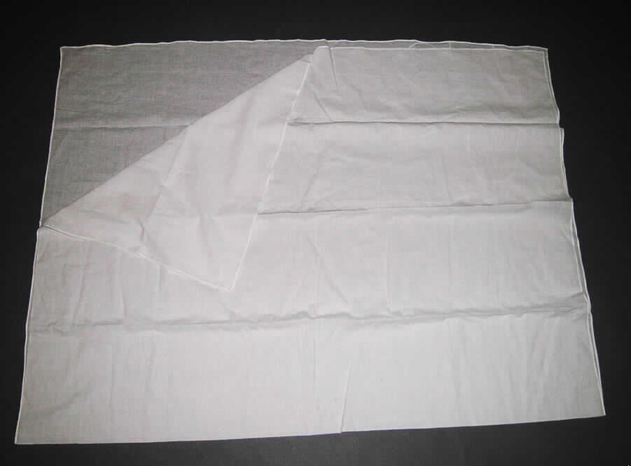 Umschlagtuch, sog. Sommer Love / Pareo, siehe Foto,
- aus 0,3 mm dicken, einfarbigen Geweben aus lt. Antrag 100 % Baumwolle,
- in rechteckiger Form, in den Abmessungen 175 cm x 115 cm,
- mit einer Applikationsstickerei (Blumenmotiv) verziert,
- an allen Rändern durch Umschlagen und Festnähen gesäumt (damit konfektioniert), nicht 
  handgearbeitet,
- wird lt. Antrag als Pareo (Hüfttuch) getragen und stellt sich somit als Bekleidungs-
  zubehör der Pos. 6214 dar,
- das zusammengelegte Tuch wird in einem aus demselben Flächenerzeugnis 
  gefertigten Beutel mit Tunnelzug verpackt.