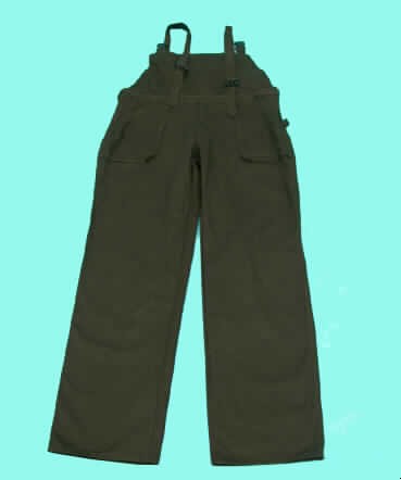 Latzhose für Männer, sog. Latzhose (Arbeitskleidung), Größe 40, siehe Foto,
- aus 0,7 mm dicken, einfarbigen Geweben (schwarz) aus lt. Antrag 100 % Baumwolle,
- mit einem Vorder- und Rückenlatz, mit verstellbaren Trägern, mit Verschlussschnallen aus
  Kunststoff,
- seitlich in Höhe der Taille mit jeweils einer Öffnung mit Reißverschluss und Klettverschluss
  und einer Öffnung im Hosenteil mit Reißverschluss verdeckt von einer Patte von links auf 
  rechts (Männerkleidung),
- vorn mit aufgesetzten Taschen (auf den Vorderlatz, unterhalb der Taille und im Kniebereich),
  sowie aufgesetzten Gesäßtaschen und einer Lasche am linken Hosenbein, 
- mit knöchellangen Hosenbeinen, an den Abschlüssen durch Umschlagen und Festnähen 
  gesäumt, 
- insbesondere wegen des körpernahen Schnitts, der Ausstattung (u.a. Tascheneingriffe nicht
  verstärkt, nicht einfach geschnitten, aufwendig gestaltet) und des Gesamteindruckes nicht 
  erkennbar dazu bestimmt, ausschließlich oder hauptsächlich zum Schutz der Person und / 
  oder der Kleidung bei der Ausübung einer beruflichen Tätigkeit getragen zu werden (somit 
  keine Arbeitskleidung).
