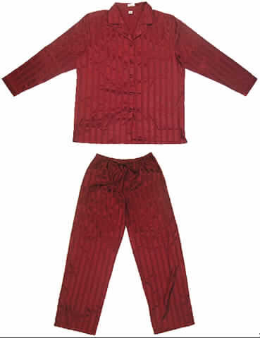Schlafanzug für Frauen; Order 137280, Artikel 804274, Größe 36/38, siehe beigefügtes Foto,
- in gemeinsamer Aufmachung für den Einzelverkauf,
- nach Schnitt (weit), Material, Farbe und Ausstattung erkennbar dazu bestimmt,
  ausschließlich oder im Wesentlichen als Nachtkleidung im Bett getragen zu werden,
- aus 0,7 mm dicken, glänzenden, einfarbigen (dunkelrot) in sich gemusterten 
  (Streifenmuster), innen gerauten Satingeweben aus lt. Antrag 83% Polyester (synthetische 
  Chemiefasern) und 17% Baumwolle,
- Oberteil: über den Schritt reichend (Rückenlänge: 69 cm); mit einem V-förmigen Ausschnitt
  mit Reverskragen; vorn mit einer durchgehenden Öffnung mit Knopfverschluss
  (stoffüberzogene Knöpfe) von rechts über links (Frauenkleidung); mit langen Ärmeln mit
  einer angesetzten, geraden Blende; mit einer aufgesetzten Brusttasche; mit ca. 3 cm hoch 
  reichenden Seitenschlitzen; am unteren Rand durch Umschlagen und Festnähen gesäumt,
- lange Hose: in der Taille abschließend, mit einem elastischen Bund mit Tunnelzug mit
  flachem Band; ohne Öffnung und ohne Verschluss; mit knöchellangen, weiten
  Hosenbeinen; an den Beinabschlüssen durch Umschlagen und Festnähen gesäumt.