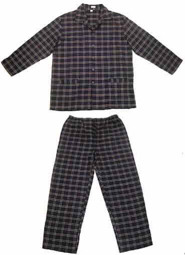 Schlafanzug für Männer, Order 139407, Artikel 804149, Größe 52, siehe beigefügtes Foto,
- in gemeinsamer Aufmachung für den Einzelverkauf,
- nach Schnitt (weit), Material, Farbe und Ausstattung erkennbar dazu bestimmt,
  ausschließlich oder im Wesentlichen als Nachtkleidung im Bett getragen zu werden,
- aus 0,6 mm dicken, buntgewebten (kariert überwiegend in dunkelblau) Geweben aus
  lt. Etikett 100% Baumwolle,
- Oberteil: über den Schritt reichend (Rückenlänge: 79 cm); mit einem V-förmigen Ausschnitt
  mit Reverskragen; vorn mit einer durchgehenden Öffnung mit Knopfverschluss von links über 
  rechts (Männerkleidung); mit langen Ärmeln; mit zwei aufgesetzten, offenen Taschen 
  unterhalb der Taille; am unteren Rand durch Umschlagen und Festnähen gesäumt,
- lange Hose: in der Taille abschließend, mit einem teilweise elastischen Bund; vorn mit einer 
  Öffnung, mit Knopfverschluss im Bund und Patte mit Knopfverschluss von links über rechts
  (Männerkleidung); mit knöchellangen, weiten Hosenbeinen; an den Beinabschlüssen durch
  Umschlagen und Festnähen gesäumt.