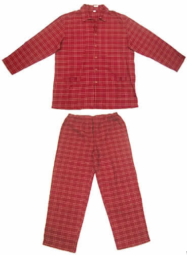 Schlafanzug für Männer, Order 139408, Artikel 804150, Größe 52, siehe beigefügtes Foto,
- in gemeinsamer Aufmachung für den Einzelverkauf,
- nach Schnitt (weit), Material, Farbe und Ausstattung erkennbar dazu bestimmt,
  ausschließlich oder im Wesentlichen als Nachtkleidung im Bett getragen zu werden,
- aus 0,7 mm dicken, buntgewebten (kariert überwiegend in dunkelrot) Geweben aus
  lt. Etikett 100% Baumwolle,
- Oberteil: über den Schritt reichend (Rückenlänge: 79 cm); mit einem V-förmigen Ausschnitt
  mit Reverskragen; vorn mit einer durchgehenden Öffnung mit Knopfverschluss von links über 
  rechts (Männerkleidung); mit langen Ärmeln; mit zwei aufgesetzten, offenen Taschen 
  unterhalb der Taille; am unteren Rand durch Umschlagen und Festnähen gesäumt,
- lange Hose: in der Taille abschließend, mit einem teilweise elastischen Bund; vorn mit einer 
  Öffnung, mit Knopfverschluss im Bund und Patte mit Knopfverschluss von links über rechts
  (Männerkleidung); mit knöchellangen, weiten Hosenbeinen; an den Beinabschlüssen durch
  Umschlagen und Festnähen gesäumt.