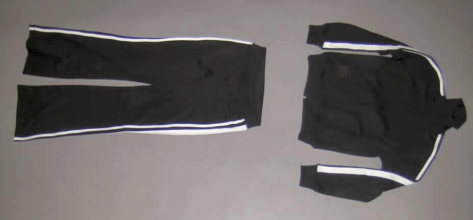 Trainingsanzug, sog. Women´s Tracksuit (Artikel 7101), Größe S, siehe Fotos,
- bestehend aus einem Oberteil und einer langen Hose,
- gemeinsam im Polybeutel aufgemacht,
- aus 1,1 mm dicken, einfarbigen Gewirken aus laut Antrag 80 % Polyester (synthetische
  Chemiefasern) und 20 % Baumwolle; mit aufgenähten, kontrastfarbenen Streifen aus
  Gewirken,
- erkennbar dazu bestimmt, ausschließlich oder im Wesentlichen bei der Ausübung eines
  Sports getragen zu werden,
- ungefüttert,
- Oberteil: 
-- über die Taille reichend (Rückenlänge: 59 cm),
-- mit einem Stehkragen,
-- vorn mit einer durchgehenden Öffnung mit Reißverschluss,
-- mit langen Ärmeln mit verengenden, gerippten Bündchen, 
-- mit zwei eingesetzten, offenen Taschen unterhalb der Taille, 
-- am unteren Rand mit einem verengenden, gerippten Bund,
- lange Hose: 
-- in der Taille abschließend, mit einem gerippten Taillenbund mit Kordelzug,
-- ohne Öffnung und ohne Verschluss,  
-- mit einer aufgesetzten, offenen Gesäßtasche,
-- mit knöchellangen Hosenbeinen,
-- an den Beinabschlüssen gesäumt.