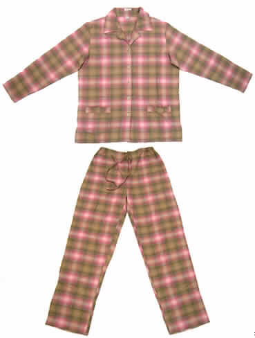Schlafanzug für Frauen; Order 139333, Artikel 804279, Größe 36/38, siehe beigefügtes Foto,
- in gemeinsamer Aufmachung für den Einzelverkauf,
- nach Schnitt (weit), Material, Farbe und Ausstattung erkennbar dazu bestimmt,
  ausschließlich oder im Wesentlichen als Nachtkleidung im Bett getragen zu werden,
- aus 0,6 mm dicken, buntgewebten (kariert überwiegend in beige und rosa) Geweben aus
  lt. Etikett 100% Baumwolle,
- Oberteil: über den Schritt reichend (Rückenlänge: 69 cm); mit einem V-förmigen Ausschnitt
  mit Reverskragen; vorn mit einer durchgehenden Öffnung mit Knopfverschluss von rechts
  über links (Frauenkleidung); mit langen Ärmeln; mit zwei aufgesetzten, offenen Taschen
  unterhalb der Taille; am unteren Rand durch Umschlagen und Festnähen gesäumt,
- lange Hose: in der Taille abschließend, mit einem teilweise elastischen Bund mit
  Tunnelzug mit flachem Band; ohne Öffnung und ohne Verschluss; mit knöchellangen,
  weiten Hosenbeinen; an den Beinabschlüssen durch Umschlagen und Festnähen gesäumt.