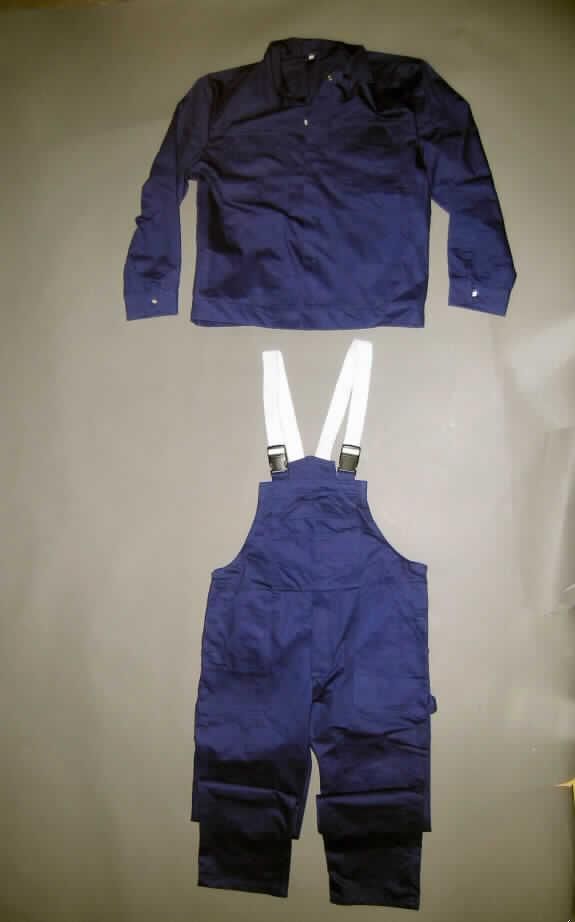 Zweiteilige Zusammenstellung, bestehend aus einer Arbeitsjacke für Männer und einer 
Arbeitslatzhose für Männer, sog. Arbeitsanzug, Größe 54, siehe beigefügte Fotos,
- aus 0,6 mm dicken, einfarbigen (blau), strapazierfähigen, köperbindigen Geweben aus
  lt. Antrag 65 % Baumwolle und 35 % Polyester (synthetische Chemiefasern),   
- keine Kombination im Sinne der Anmerkung 3 b) zu Kapitel 62, da die Kleidungsstücke nicht
  aus ein und demselben Flächenerzeugnis hergestellt sind, die Verschiedenheit ergibt sich
  aus den angenähten, anders farbigen und anders strukturierten Trägern an der Latzhose,
- Arbeitslatzhose:
-- ungefüttert, 
-- mit einem Vorder- und Rückenlatz, 
-- am Vorder- und Rückenlatz mit angenähten, längenverstellbaren, elastischen Trägern,
-- mit Verschlussschnallen aus Kunststoff,
-- seitlich in Höhe der Taille mit jeweils einer Öffnung mit Knopfverschluss; vorn im Hosenteil
   mit einer Öffnung mit Patte von links über rechts (Männerkleidung),
-- auf dem Vorderlatz mit einer aufgesetzten Tasche mit Patte mit Druckknopfverschluss und einer
   darauf aufgesetzten, offenen Tasche; vorn mit zwei aufgesetzten, offenen Taschen mit
   schrägem Eingriff, rechts mit einer aufgesetzten Zollstocktasche, links mit einer sog.
   Hammerschlaufe; mit zwei aufgesetzten Gesäßtaschen, 
-- mit knöchellangen Hosenbeinen; an den Beinabschlüssen durch Umschlagen und Festnähen gesäumt,
-- aufgrund des allgemeinen Aussehens (kein Futter, Taschen aus dem Oberstoff, einfach gestaltet
   und zweckbestimmt zugeschnitten) und aufgrund der Beschaffenheit des Gewebes 
   (strapazierfähiges, köperbindiges Gewebe) erkennbar dazu bestimmt, ausschließlich oder
   hauptsächlich zum (körperlichen oder hygienischen) Schutz anderer Kleidungsstücke und/oder
   Personen bei Ausübung einer Gewerbe-, Berufs- oder Haushaltstätigkeit getragen zu werden.