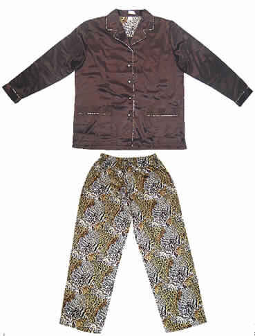 Schlafanzug für Frauen; Order 137282, Artikel 804264, Größe 36/38, siehe beigefügtes Foto,
- in gemeinsamer Aufmachung für den Einzelverkauf,
- nach Schnitt (weit), Material, Farbe und Ausstattung erkennbar dazu bestimmt,
  ausschließlich oder im Wesentlichen als Nachtkleidung im Bett getragen zu werden,
- aus 0,4 mm dicken, glänzenden, einfarbigen und bedruckten, innen gerauten Satingeweben
  (Oberteil: braun; lange Hose: im sog. "animal print" bedruckt) aus lt. Antrag 83% Polyester
  (synthetische Chemiefasern) und 17% Baumwolle,
- Oberteil: über den Schritt reichend (Rückenlänge: 69 cm); mit einem V-förmigen Ausschnitt
  mit Reverskragen; vorn mit einer durchgehenden Öffnung mit Knopfverschluss
  (stoffüberzogene Knöpfe) von rechts über links (Frauenkleidung); mit langen Ärmeln mit
  einer angesetzten, geraden Blende; mit zwei aufgesetzten, offenen Taschen unterhalb der
  Taille; am Halsausschnitt, den Taschen, und der durchgehenden Öffnung mit Paspeln; mit
  ca. 3 cm hoch reichenden Seitenschlitzen; am unteren Rand durch Umschlagen und 
  Festnähen gesäumt,
- lange Hose: in der Taille abschließend, mit einem elastischen Bund mit Tunnelzug mit
  flachem Bund; ohne Öffnung und ohne Verschluss; mit knöchellangen, weiten
  Hosenbeinen; an den Beinabschlüssen durch Umschlagen und Festnähen gesäumt.