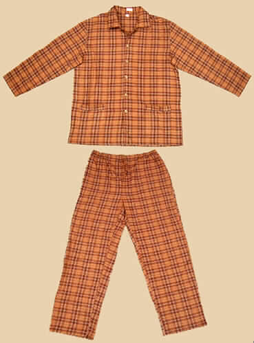 Schlafanzug für Männer, Order 139409, Artikel 804151, Größe 52, siehe beigefügtes Foto,
- in gemeinsamer Aufmachung für den Einzelverkauf,
- nach Schnitt (weit), Material, Farbe und Ausstattung erkennbar dazu bestimmt,
  ausschließlich oder im Wesentlichen als Nachtkleidung im Bett getragen zu werden,
- aus 0,6 mm dicken, buntgewebten (kariert überwiegend in beige und braun) Geweben aus
  lt. Etikett 100% Baumwolle,
- Oberteil: über den Schritt reichend (Rückenlänge: 79 cm); mit einem V-förmigen Ausschnitt
  mit Reverskragen; vorn mit einer durchgehenden Öffnung mit Knopfverschluss von links über 
  rechts (Männerkleidung); mit langen Ärmeln; mit zwei aufgesetzten, offenen Taschen 
  unterhalb der Taille; am unteren Rand durch Umschlagen und Festnähen gesäumt,
- lange Hose: in der Taille abschließend, mit einem teilweise elastischen Bund; vorn mit einer 
  Öffnung, mit Knopfverschluss im Bund und Patte mit Knopfverschluss von links über rechts
  (Männerkleidung); mit knöchellangen, weiten Hosenbeinen; an den Beinabschlüssen durch
  Umschlagen und Festnähen gesäumt.