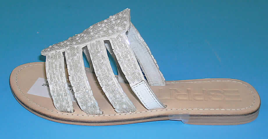 Freizeitschuhe, Sandalen für Frauen (lt. Antrag Mia Pearl Slide), siehe Foto, 
- mit Laufsohlen aus (lt. Antrag) Leder, 
- mit einem Oberteil (nicht geschlossenes Blatt) aus Spinnstoffen (verziert mit aufwendiger 
  Applikationsstickerei mit Kunststoffperlen).