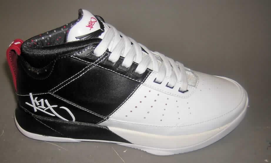 Trainingsschuhähnliche Schuhe; lt. Antrag: Basketball performance Schuh, Artikel Chiefglider 2#1000-0012/1094 - siehe Abbildung
- mit Laufsohlen aus Kautschuk (lt. Antrag); ohne Hauptsohle aus Holz
- mit Oberteil (geschlossenes Blatt) aus Leder
- mit Verstärkungsteilen aus Leder (Schnürleiste) und einer Schlaufe als Einschlupfhilfe aus 
  Kunststoff und Leder
- mit Schnürsenkelverschluss
- nicht mit Dornen, Krampen, Klammern, Stollen oder ähnlichen Vorrichtungen versehen oder 
  für deren Anbringung hergerichtet (keine Sportschuhe)
- ohne Schutz in der Vorderkappe
- den Knöchel bedeckend
- mit einer Länge der Innensohle von mehr als 24 cm
- nicht als Männer- oder Frauenschuhe erkennbar
- nach Spezialtechniken hergestellt, mit mehrlagiger, geformter, stoßdämpfende 
  Eigenschaften aufweisender Sohle aus synthetischen Stoffen; mit einem cif-Preis je Paar 
  von mehr als 7,50 Euro (lt. Antrag)