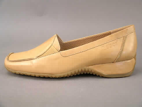 Freizeitschuhe (siehe Foto)
- mit Laufsohlen aus (lt. Antrag) Kautschuk,
- mit Oberteil (geschlossenes Blatt) aus Leder, ausgestattet mit einem eingesetzten 
  elastischen Band seitlich am Spann (dehnbare Einschlupföffnung),
- ohne Metallschutz in der Vorderkappe,
- nicht den Knöchel bedeckend,
- mit einer Länge der Innensohle von mehr als 24 cm,
- mit 3,4 cm hohem Absatz,
- für Frauen
