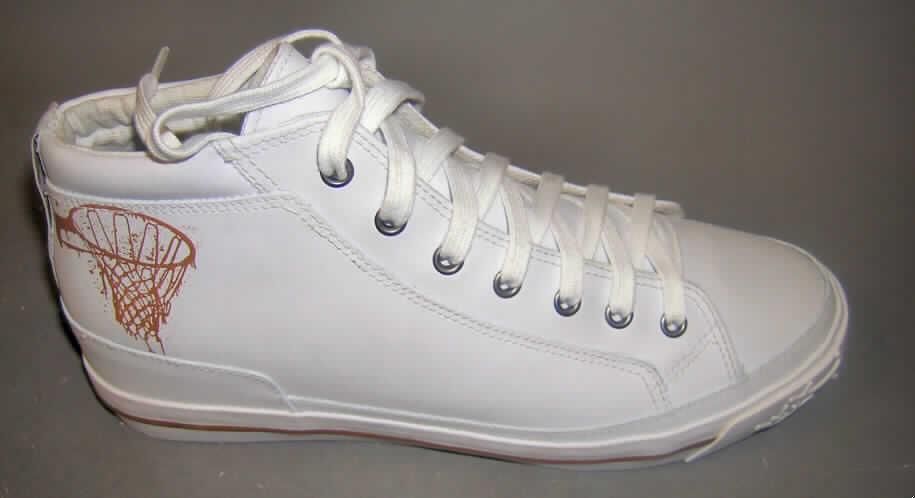 Trainingsschuhähnliche Schuhe; lt. Antrag: Lifestyle schuhe, DCAC#1000-016/1092
- mit Laufsohlen aus Kautschuk (lt. Antrag); ohne Hauptsohle aus Holz
- mit Oberteil (geschlossenes Blatt) aus Leder
- mit Schnürsenkelverschluss
- nicht mit Dornen, Krampen, Klammern, Stollen oder ähnlichen Vorrichtungen versehen oder 
  für deren Anbringung hergerichtet (keine Sportschuhe)
- ohne Metallschutz in der Vorderkappe
- den Knöchel, jedoch nicht die Wade bedeckend
- mit einer Länge der Innensohle von mehr als 24 cm
- nicht als Männer- oder Frauenschuhe erkennbar
- nach Spezialtechniken hergestellt, mit mehrlagiger, geformter, stoßdämpfende 
  Eigenschaften aufweisender Sohle aus synthetischen Stoffen; mit einem cif-Preis je Paar 
  von mehr als 7,50 Euro (lt. Antrag)