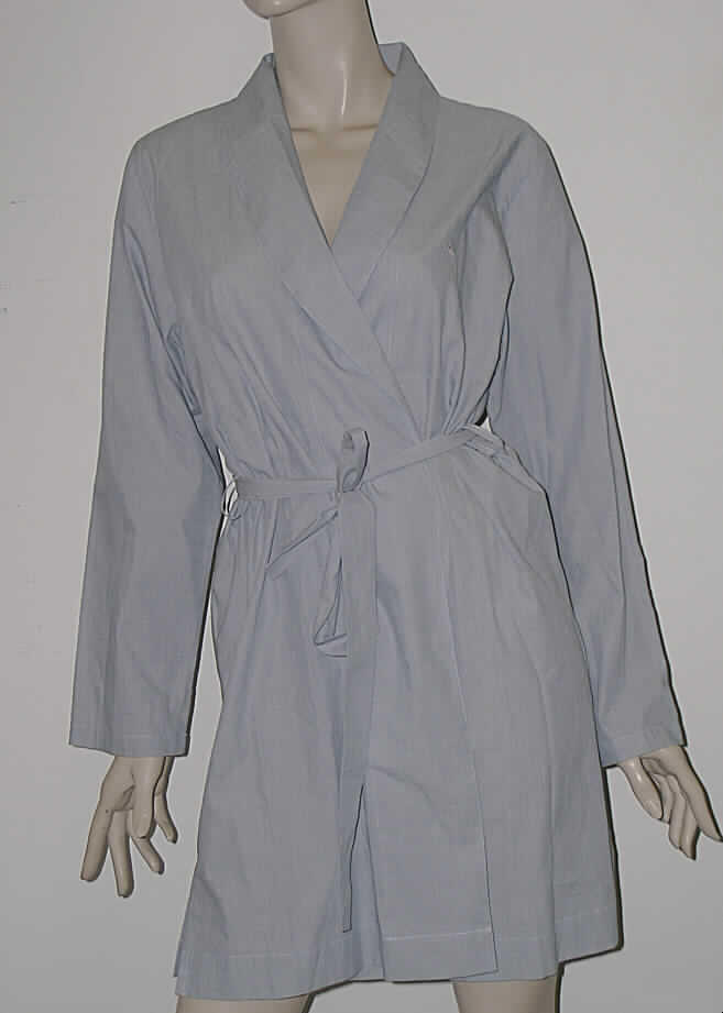 Hausmantel für Frauen, sog. Damen Kimono, Größe 38, siehe Abbildung; 
- aus 0,3 mm dicken, buntgewebten, glatten Geweben (keine Schlingengewebe) aus lt. 
  Antrag 100% Baumwolle,
- bis knapp an die Knie reichend (Rückenlänge: 90 cm),
- mit einem V-förmigen Halsausschnitt mit Schalkragen,
- vorn mit einer durchgehenden Öffnung, die mit innen angenähten Bindebändern von rechts 
  über links geschlossen werden kann (Frauenkleidung), 
- im Brustbereich mit einer kleinen Stickerei verziert,
- in der Taille mit einem durch Schlaufen geführten Bindegürtel,
- mit langen Ärmeln, an den Abschlüssen gesäumt,
- ohne Taschen,
- nicht gefüttert,
- am unteren Rand gesäumt, 
- wird aufgrund des weiten Schnitts und des Materials üblicherweise im häuslichen Bereich
  über der Unterwäsche oder der Nachtwäsche getragen und kennzeichnet sich somit als 
  Hausmantel.