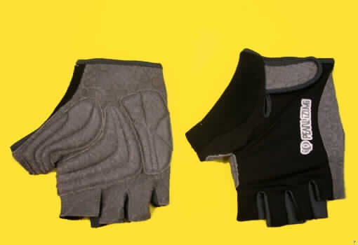 Spezialsporthandschuh, siehe Photo,
- ohne Fingerspitzen (Fahrradhandschuh),
- Handinnenseite, Fingerunterseiten und Handkante aus Leder.
  Oberseite aus verschiedenen Gewirken,
- Innenhand teilweise gepolstert,
- in Höhe des Handgelenks mit einem Klettverschluß ausgestattet,
- das Leder bestimmt im Hinblick auf die Verwendung  (Handschuh für den Fahrradsport) 
  den Charakter der Ware.