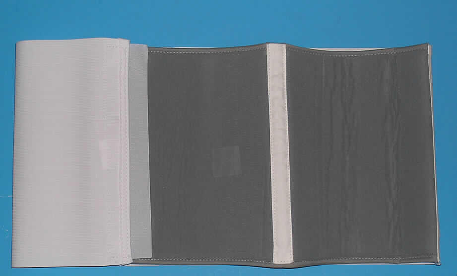 Leibbinde, sog. Universal Abdominal Support (Rückenstützbandage), Art. 79-89080, in 
Erwachsenengröße, siehe Foto,
- überwiegend aus 1,4 mm dicken, festen, elastischen Gewirken aus Spinnstoffen sowie aus 
  einem 9,5 mm dicken zweilagigen Flächenerzeugnis mit Außenseite aus dichten, gerauten 
  Gewirken aus Spinnstoffen und Innenseite aus Zellkunststoff, die Gewirke dienen nicht nur 
  der Verstärkung des Zellkunststoffs, somit keine Ware aus Kunststoff der Pos. 3926; mit 
  einem Gewebestreifen eingefasst, 
- 104 cm langes und 25 cm breites Erzeugnis, durch Nähen konfektioniert, mit aufgenähtem
   Hakenband an einem Ende, wird unterhalb des Brustkorbs um den Leib gelegt und in der 
   Art einer Stützbandage getragen; mit zwei in Taschen gelagerten Kunststoffstäbchen, die 
  verhindern sollen, dass sich die Bandage aufrollt,
- nach der Materialbeschaffenheit und der Ausstattung handelt es sich nicht um eine ortho-
  pädische Vorrichtung der Pos. 9021, da sich die Stütz- und Haltewirkung ausschließlich 
  aus der Elastizität der Spinnstoffe herleitet,
- nach der Art des Gewirkes, dem Verwendungszweck und der Verarbeitung handelt es sich 
  um einen Gürtel zur Verbesserung der Körperform oder Stützung des Körpers der Pos.
  6212.