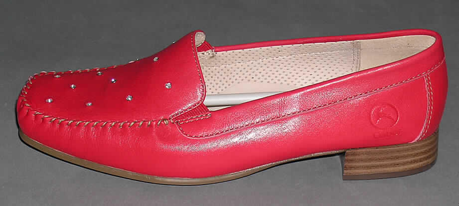 Freizeitschuhe (siehe Foto)
- mit Laufsohlen aus (lt. Antrag) Kautschuk,
- mit Oberteil (geschlossenes Blatt) aus Leder, ausgestattet mit zwei eingesetzten 
  elastischen Bändern seitlich am Spann (dehnbare Einschlupföffnung), im 
  Vorderfußbereich verziert mit elf kleinen, funkelnden, unechten Schmucksteinchen,
- ohne Metallschutz in der Vorderkappe,
- nicht den Knöchel bedeckend,
- mit einer Länge der Innensohle von mehr als 24 cm,
- für Frauen