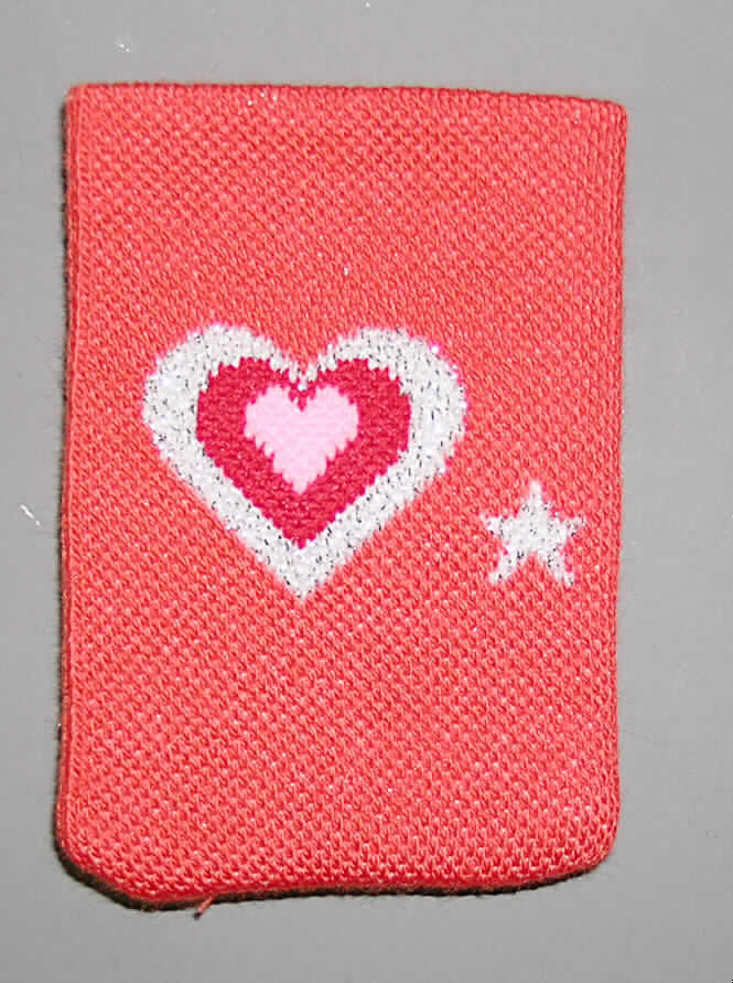 Andere konfektionierte Spinnstoffware, sog. Handysocke, Art. ABC-W-H, siehe Abbildung;
- in rechteckiger Form, flachliegend in den Abmessungen ca. 8,5 cm x 6 cm,
- aus 1,6 mm dicken doppellagigen, schlauchförmigen, buntgewirkten Gewirken aus
  Spinnstoffen,
- auf beiden Seiten mit einem eingewirkten Motiv (Herz und kleiner Stern), 
- am oberen Rand offen, soll der Aufbewahrung eines Mobiltelefons dienen,
- am unteren Rand durch Zusammennähen geschlossen (konfektioniert),
- dient nicht zum Transport oder zur Lagerung der verpackten Ware bis zum Verkauf, damit
  kein Sack oder Beutel zu Verpackungszwecken der Position 6305,
- wird nach Gesamtbeschaffenheit und Verarbeitung (u.a. fehlender Verschluss) nicht als
  Täschnerware vom Warenkreis der Position 4202 erfasst.