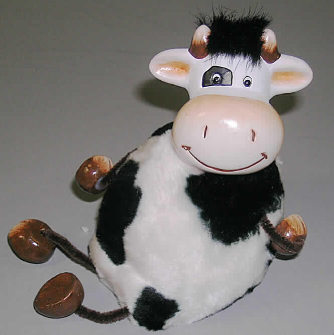 Aus verschiedenen Stoffen zusammengesetzte Ware, keramischer Ziergegenstand, 
siehe Photo,
- Zierfigur in Form einer stilisierten Kuh, bestehend aus:
-- einem Korpus aus keramischen Stoffen, nach der Formgebung gebrannt, 
   tonmineralhaltiges Material enthaltend,
--- nach der augenscheinlichen Untersuchung handelt es sich um feine Erden (rotbrauner 
    Scherben, inhomogene Bestandteile mit bloßem Auge nicht erkennbar, nicht durch- 
    scheinend, an der Zunge haftend),
--- mit einer Höhe von ca. 13 cm, teilweise bemalt, innen hohl,
--- mit vier Beinchen aus Spinnstoff mit daran befestigten Hufen aus Holz,
--- augenscheinlich nicht handgearbeitet, 
-- einem aufgeklebten Plüschgewirke aus Spinnstoffen, passend zugeschnitten, der das 
   schwarzweiße Fell darstellt,
- lt. Antrag in handelsüblicher Umschließung (Box) aufgemacht,
hinsichtlich des Umfangs und der Formgebung bestimmt die Keramik gegenüber dem 
Spinnstoff den Charakter der Ware.