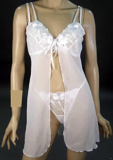 Zweiteilige Zusammenstellung, bestehend aus einem Schlafanzug (Baby Doll) - ein sehr kurzes
Nachthemd und ein Slip - und einem Büstenhalter, sog. Set, Art. 2197-1, 2195-1 und 2200-1, 
Größe S, siehe Fotos
- gemeinsam für den Einzelverkauf in einem Geschenkkarton aufgemacht,
- keine Warenzusammenstellung, da ein Schlafanzug und ein Büstenhalter nicht gemeinsam als Nacht-
  kleidung getragen werden und somit nicht zur Befriedigung eines speziellen Bedarfs zusammen-
  gestellt sind,
- Oberteil und Slip:
-- aus bis zu 1,9 mm dicken Stickereien der Position 5810 (im Bereich des Büstenteils des Ober-
   teils und des Vorderteils des Slips) und aus 0,2 mm dicken, durchscheinenden, einfarbigen 
   Geweben, beide Flächenerzeugnisse aus lt. ergänzenden Antragsangaben 100 % synthetischen 
   Chemiefasern,
-- aufgrund des Schnitts eindeutig als Frauenkleidung erkennbar,
- Oberteil: 
-- über den Schritt reichend (Rückenlänge: etwa 79 cm),
-- mit verstellbaren Spaghettiträgern,
-- mit ausgearbeiteten Büstenteilen,
-- vorn unterhalb der Büste mit gewebten Bindebändern,
-- am unteren Rand und entlang der Öffnung mit Überwendlichnähten gesäumt, dadurch werden die
   Ränder leicht gekräuselt,
- Slip: 
-- in Form eines Tangaslips gearbeitet,
-- mit einem elastischen Band aus Gewirken im Taillenabschluss und im Gesäßbereich,
-- mit sehr hohen Beinausschnitten, die mit elastischen Bändern gearbeitet sind,
-- ohne Öffnung und ohne Verschluss,
-- mit Hygieneeinlage,
- insbesondere nach Schnitt, Material, Farbe und Ausstattung erkennbar dazu bestimmt,
  ausschließlich oder im Wesentlichen als Nachtkleidung (sog. Baby Doll) im Bett getragen
  zu werden.