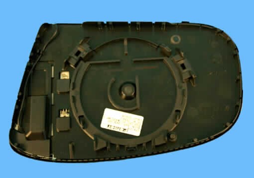 Rückspiegel für Kraftfahrzeuge, sog. Außenspiegel, s. Foto, bestehend aus
- einem Spiegel aus Glas,
-- optisch nicht bearbeitet,
-- leicht gewölbt,
-- mit einer Größe von ca. 16 x 10 cm,
- einer Fassung aus Kunststoff,
- einer elektronisch mittels Sensor gesteuerten Abblendvorrichtung,
- der Spiegel aus Glas ist aufgrund seiner Bedeutung in bezug auf die 
  Verwendung der Ware charakterbestimmend.