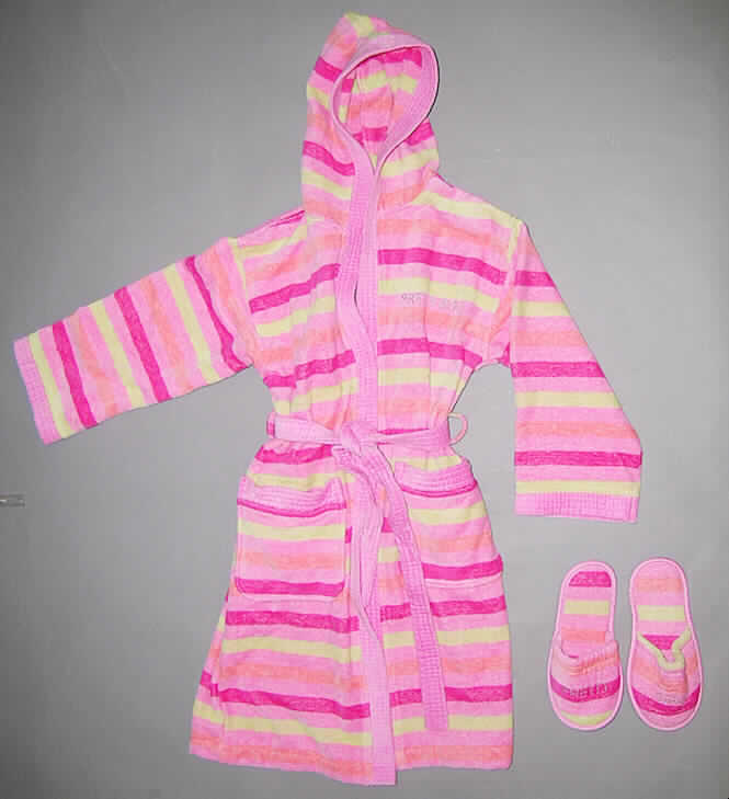 Zweiteilige Warenzusammenstellung für die Reise, bestehend aus einem Bademantel und einem Paar Pantoffeln, sog. Bademantel für Mädchen, Style "Pretty Girls" - 64534-412-28, Gr. 128, s. Foto; in gemeinsamer Aufmachung für den Einzelverkauf (Polybeutel),
- Bademantel: aus 2,5 mm dicken, buntgewebten Schlingengeweben nach Art der Frottier-
  gewebe aus lt. Antrag 100 % Baumwolle; mit einem V-förmigen Halsausschnitt; vorn 
  durchgehend offen, mit einem Gürtel zu schließen; ohne Merkmale, die auf den Trägerkreis
  (Mädchen oder Knaben) hinweisen (unisex); mit einer angesetzten Kapuze und 
  aufgesetzten Taschen; mit langen Ärmeln; mit Pailletten bestickt; über die Knie reichend 
  (RL: 86 cm); am unteren Rand gesäumt,
- Pantoffeln: mit Laufsohlen aus Kunststoff und Oberteil aus dem Material des Bademantels;
  mit Pailletten bestickt,
- im Hinblick auf den Umfang und den Wert bestimmt der Bademantel den Charakter der
  Warenzusammenstellung.