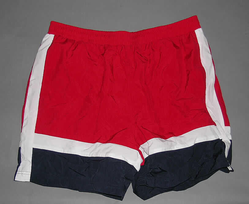 Badehose, sog. Schwimmshorts f. Männer, gewebt, Style B, in Größe L, siehe Fotos,
- aus verschiedenen, 0,3 mm dicken, einfarbigen Geweben aus lt. Antrag 100% Nylon
  (synthetische Chemiefasern),
- in der Taille abschließend, mit einem 4 cm breiten, elastischen Taillenbund mit Zugkordel,
- ohne Öffnung und ohne Verschluss; ohne Merkmale, die auf einen bestimmten Trägerkreis 
  (Mann/Frau) hinweisen (unisex),
- mit kurzen Hosenbeinen, die nicht das Knie bedecken,
- mit einem netzartigen Innenslip mit enganliegenden Abschlüssen,
- mit zwei eingesetzten Einschubtaschen, einer aufgesetzten Gesäßtasche und einer am 
  Bund befestigten Innentasche, die alle einen vollständigen, durchgehenden Klettverschluss
  aufweisen; die Gesäßtasche ist zusätzlich mit zwei Ösen aus unedlem Metall zur Verbes-
  serung des Wasserablaufs ausgestattet,
- an den Beinabschlüssen durch Umschlagen und Festnähen gesäumt,
- kennzeichnet sich nach Material, Schnitt und Ausstattung als Badehose (Badeshorts),
  somit keine kurze Hose der Pos. 6204.