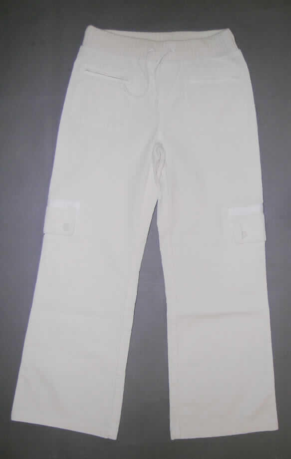 Lange Hose, sog. Mädchencordhose, Art. 3195 MARGOT, Größe 140, siehe Abbildung;
- aus 1,2 mm dicken, einfarbigen Rippenschusssamtgeweben aus lt. Antrag 98% Baumwolle
  und 2% Elasthan (Elastomergarn, synth. Chemiefasern), mit einer Floroberfläche aus
  lt. ergänzenden Antragsangaben 100% Baumwolle,
- in der Taille abschließend, mit einem 4,5 cm breiten, elastischen Taillenbund aus gerippten 
  Gewirken mit eingezogenem Band,
- ohne Öffnung und ohne Verschluss, ohne Merkmale, die auf einen bestimmten 
  Trägerkreis (Knaben oder Mädchen) hinweisen (unisex),
- vorn mit zwei aufgesetzten Taschen mit Reißverschluss, auf den Hosenbeinen 
  mit eingesetzten Taschen, jeweils mit Patte mit Knopfverschluss sowie mit zwei aufge-
  setzten Gesäßtaschen mit Reißverschluss,
- mit knöchellangen Hosenbeinen, 
- an den Beinabschlüssen durch Umschlagen und Festnähen gesäumt.