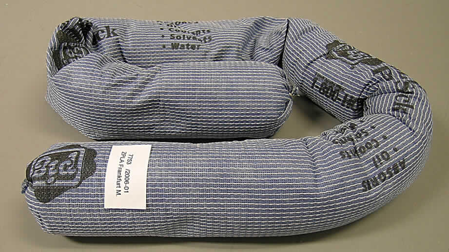 Geblähtes mineralisches Erzeugnis, sog. PIG Blue Saugstrumpf, Art. 4048, siehe Foto,
aus verschiedenen Stoffen zusammengesetzte Ware, bestehend aus
- geblähtem Vermiculit,
-- beigefarbenes, splittförmiges Granulat,
- einer konfektionierten Spinnstoffware als Umschließung des Vermiculits,
-- aus einem Nähgewirke aus Spinnstoffen,
-- in Form einer 122 cm langen Rolle mit einem Durchmesser von 8 cm,
-- durch schlauchförmiges Zusammennähen konfektioniert,
-- mit geblähtem Vermiculit gefüllt,
- dient dem Absorbieren von Öl, Wasser, Kühlmittel und Lösungsmittel von leckenden
  Maschinen, um Böden sauber und sicher zu machen,
- das geblähte Vermiculit bestimmt nach dem Umfang und insbesondere aufgrund 
  seiner Bedeutung in Bezug auf die Verwendung (Absorbieren von Flüssigkeiten) 
  den Charakter der zusammengesetzten Ware.