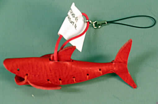 Andere Waren aus Leder, Handy-Anhänger, siehe Photo, 
- in Form eines Haies, 
- ca. 10 cm lang und 3 cm hoch,
- Ober- und Unterseite mit Lederstreifen zusammengenäht,
- mit einem Aufhänger aus Spinnstoff und einem kleinen Karabinerhaken aus unedlen 
  Metallen.