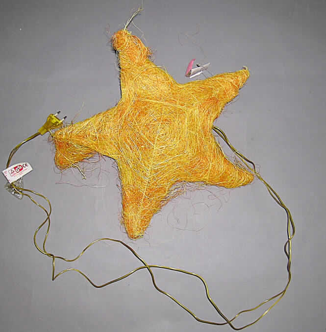 Zusammengesetzte Ware, bestehend aus einer anderen Ware zur Innenausstattung (Sisalstern) und einer elektrischen Lichterkette (Beleuchtungskörper), sog. Sisalstern gelb
beleuchtet, Art. B 74798, siehe Foto
- konfektionierte Ware zur Innenausstattung,
-- in Form eines fünfzackigen Sterns gearbeitet,
-- mit einem Durchmesser von etwa 41 cm,
-- aus Sisal (pflanzlicher Spinnstoff der Position 5304), dessen Fasern textil bearbeitet
   worden sind (somit liegt kein Flechtstoff des Kapitels 46 und damit auch keine Ware der
   Position 4602 vor),
-- mit einem formgebenden Gittergerüst aus unedlem Metall, das sich nicht als fester Korpus 
   darstellt, 
-- u.a. durch Zusammenfügen verschiedener Teile konfektioniert,
-- kein Festartikel zur Ausgestaltung des Weihnachtsfestes der Position 9505, da die Ware nicht
   nach herkömmlichen Brauch in der Weihnachts-/Adventszeit verwendet wird,
-- im Hinblick auf den Umfang und den Gesamteindruck bestimmen die Spinnstoffe den Charakter 
   der Ware,
- Beleuchtungskörper: 
-- bestehend aus einer im Inneren des Gittergerüsts montierten, elektrischen Lichterkette mit 
   kleinen Glühbirnen und Transformator, die Glühbirnen sind in eingeschaltetem Zustand durch die Spinnstoff-
   fasern sichtbar,
- soll als Dekorationsartikel zur Innenausstattung von Räumen verwendet werden, somit geht von
  der Ware eine raumbezogene Funktion aus,
- insbesondere im Hinblick auf die Zierwirkung ist der Stern aus Spinnstoffen als charakter-
  bestimmend anzusehen, die Lichterkette dient lediglich der Erhöhung der Zierwirkung bei
  Eintritt der Dunkelheit; der Lichtschein der integrierten Lichterkette bewirkt nur eine 
  geringe Veränderung der vorherrschenden Lichtverhältnisse und ist damit nicht ausreichend, um 
  die Umgebung des Sterns zu beleuchten (damit keine Ware der Position 9405).