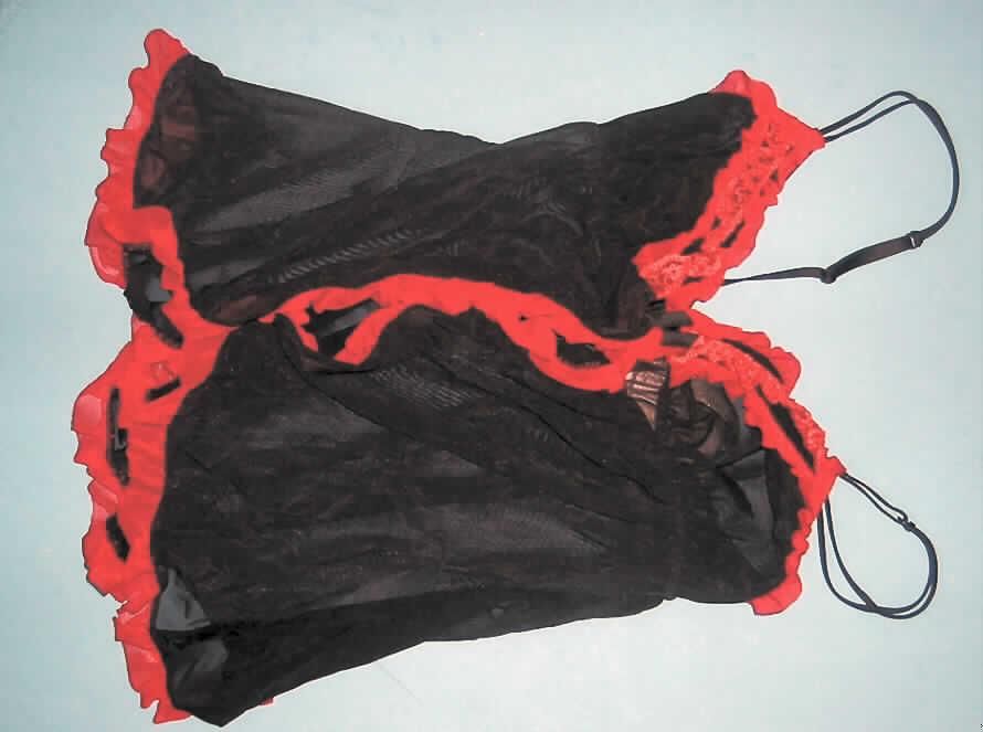 Modisches Unterhemd, sog. Bluse für Frauen, Größe S, siehe Foto
- aus 0,3 mm dicken, elastischen, einfarbigen, durchscheinenden Gewirken aus lt. Antrag
  Nylon und Elasthan (Elastomergarn, beides synthetische Chemiefasern),
- über die Taille reichend (Rückenlänge: 60 cm),
- mit schmalen, elastischen, verstellbaren Trägern über den Schultern,
- ohne Öffnung und ohne Verschluss (u.a. somit keine Bluse der Position 6106),
- mit konvex ausgearbeiteten Büstenteilen, im Rückenteil im oberen Bereich lediglich
  mit zwei eingenähten, elastischen Bändern ausgestattet, somit wird die Einzelbrust
  nicht unterstützt, korrigiert und geformt (damit keine Miederware der Position 6212),
- im Büstenbereich dünn unterlegt, auf den Büstenteilen mit aufgenähten Zuschnitten
  aus verschiedenen, kontrastfarbenen Gewirken, 
- in der Mitte des Vorderteils (unterhalb der Brust) nach unten offen,
- an den Rändern mit einem gerüscht aufgenähten Zuschnitt aus einem kontrastfarbenen
  Gewirke ausgestattet,
- modisch gestaltet, wird unmittelbar auf der Haut getragen,
- das Kleidungsstück erfüllt die Voraussetzungen zur Einreihung als modisches Unterhemd.