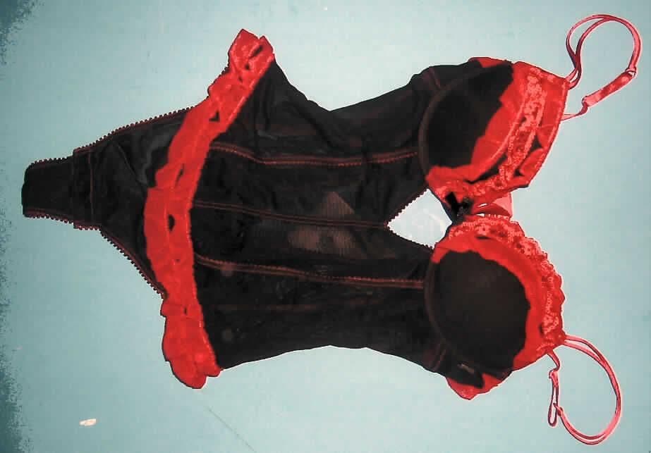 Einteiliges Mieder, sog. Korsage für Frauen, Größe S, siehe Foto
- aus 0,3 mm dicken, elastischen, einfarbigen, durchscheinenden Gewirken aus laut Antrag 
  Nylon und Elasthan (Elastomergarn, beides synthetische Chemiefasern), 
- mit schmalen, elastischen, verstellbaren Trägern über den Schultern, 
- mit konvex ausgearbeiteten, gepolsterten Büstenteilen, mit Formbügeln, die die 
  Einzelbrust unterstützen, korrigieren und formen, 
- zwischen den Büstenteilen mit einer gewebten Schleife, 
- unterhalb der Büstenteile mit einer rautenförmigen Aussparung,
- im Rücken mit einem Hakenverschluss zu schließen; unterhalb des Verschlusses mit 
  einem sehr tiefen, bis unterhalb der Taille reichenden Ausschnitt, 
- im unteren Teil wie ein Slip mit sehr hohen Beinausschnitten (somit kein Korselett),
- im Schritt doppelt gearbeitet, mit Schrittöffnung mit unterlegtem Druckknopfverschluss,
- am oberen Rand sowie auf den Büstenteilen und in Hüfthöhe mit gerüscht aufgenähten, 
  kontrastfarbenen Zuschnitten aus verschiedenen Gewirken verziert,
- nach Schnitt und Ausstattung dazu bestimmt, gewisse Teile des Körpers zu stützen, 
  somit keine Ware der Position 6108,
- das Kleidungsstück wird aufgrund der Beschaffenheit und Ausstattung üblicherweise 
  als Unterwäsche getragen, somit keine Ware der Position 6114.