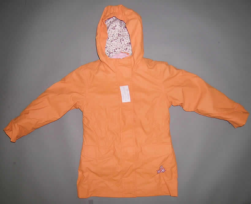 Zwei miteinander verbundene Kleidungsstücke, bestehend aus einem Mantel aus Geweben 
der Position 5903, für Mädchen und einer Jacke aus Gewirken, Artikel II-KG/07-J201, Größe 116 - 122, siehe beigefügte Fotos,
- in gemeinsamer Aufmachung für den Einzelverkauf,
- das Innenteil ist durch Reißverschluss und Knopflaschen mit dem Außenteil verbunden, 
  aber auch separat als Kleidungsstück tragbar, 
- Mantel aus Geweben der Position 5903 (Außenteil): 
-- aus 0,2 mm dicken, einfarbigen, einseitig (Außenseite) mit Kunststoff (kein Zellkunststoff)
   bestrichenen Geweben der Position 5903,
-- gefüttert,
-- über die Mitte der Oberschenkel hinausreichend (Rückenlänge: 62 cm), 
-- mit Kapuze,
-- vorn mit einer durchgehenden Öffnung mit Reißverschluss und Patte mit 
   Druckknopfverschluss von rechts über links (Mädchenkleidung),
-- mit langen Ärmeln mit Druckknopflaschen an den Ärmelenden,
-- mit zwei aufgesetzten Taschen mit Patte und Druckknopfverschluss unterhalb der Taille,
-- am unteren Rand durch Umschlagen und Festnähen gesäumt.