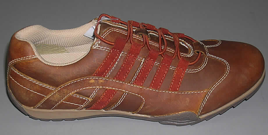 Trainingsschuhähnliche Schuhe (lt. Antrag Halbschuh mit Spezialtechnik), siehe Foto,
- mit Laufsohlen aus Kunststoff,
- mit Oberteil (geschlossenes Blatt) aus Leder,
- mit Verstärkungsteilen aus Leder,
- mit Schnürsenkelverschluss (5 Ösenpaare),
- nicht mit Dornen, Krampen, Klammern, Stollen oder ähnlichen Vorrichtungen
  versehen oder für deren Anbringung hergerichtet (= keine Sportschuhe),
- ohne Metallschutz in der Vorderkappe,
- nicht den Knöchel bedeckend,
- mit einer Länge der Innensohle von mehr als 24 cm,
- nicht als Männer- oder Frauenschuhe erkennbar,
- nach Spezialtechniken hergestellt, mit einem cif-Preis je Paar (lt. Antrag)
  von mehr als 9 EURO, mit mehrlagiger, geformter, stoßdämpfende
  Eigenschaften aufweisender Sohle aus synthetischen Stoffen.