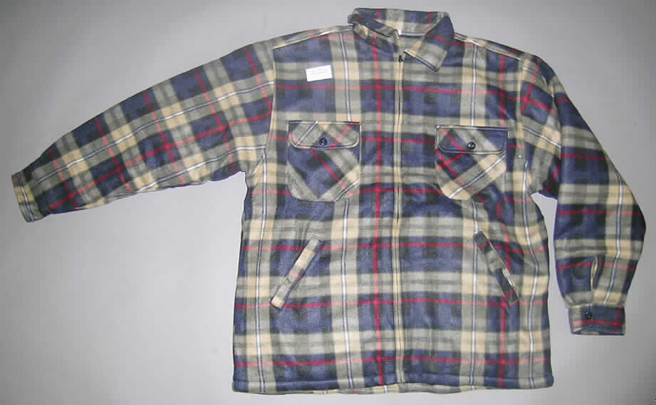 Kurzmantel, sog. Fleeceshirt, Größe L, siehe beigefügtes Foto,
- aus 1,6 mm dicken, bedruckten (lt. Antrag blau-beige-rot-grau-weiß), einseitig (Außenseite) gerauten Gewirken  
  aus lt. Antrag Polyester (synthetische Chemiefasern),
- über den Schritt, aber nicht bis zur Mitte der Oberschenkel reichend (Rückenlänge: 80 cm), 
- mit einem Umlegekragen,
- vorn mit einer durchgehenden Öffnung mit Reißverschluss; ohne Merkmale, die auf den Trägerkreis schließen
  lassen (unisex),  
- mit langen Ärmeln, an den Ärmelenden mit manschettenartigen Abschlüssen,
- mit einem Futter aus Plüschgewirke, somit keine Strickjacke der Position 6110,
- mit zwei aufgesetzten Brusttaschen jeweils mit einem Knopf verschließbaren Patten,
- mit zwei eingesetzten Taschen unterhalb der Taille; u.a. somit keine Hemdbluse der Position 6106,
- am unteren Rand durch Umschlagen und Festnähen gesäumt,
- wird als äußerstes Kleidungsstück über jeder anderen Kleidung getragen und bietet Schutz gegen das Wetter;
  somit liegt keine Jacke der Position 6104 vor,
- erfüllt aufgrund der Länge in Verbindung mit dem Material die Voraussetzungen zur Einreihung als Kurzmantel;
  somit liegt auch kein windjackenähnliches Kleidungsstück vor.