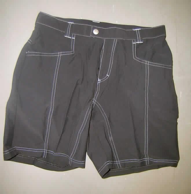 Kurze Hose für Männer, sog. Hose für den Radsport geeignet (Art. 0440 W´s Elite Versa Short Linerless),
Größe M, siehe Foto,
- aus 0,6 mm dicken, einfarbigen Geweben aus laut Antrag 100 % synthetischen Chemiefasern,
- in der Taille abschließend, mit einem angesetzten Taillenbund, mit Gürtelschlaufen,
- vorn mit einer teilweisen Öffnung mit Reißverschluss, verdeckt von einer von links auf rechts
  reichenden und im Bund mit einem Druckknopf zu schließenden Patte (Männerkleidung), 
- vorn mit zwei eingesetzten Taschen und mit aufgesetzten Gesäßtaschen,
- mit kurzen Hosenbeinen, die nicht die Knie bedecken (Seitenlänge: 43 cm),
- an den Beinabschlüssen gesäumt.
