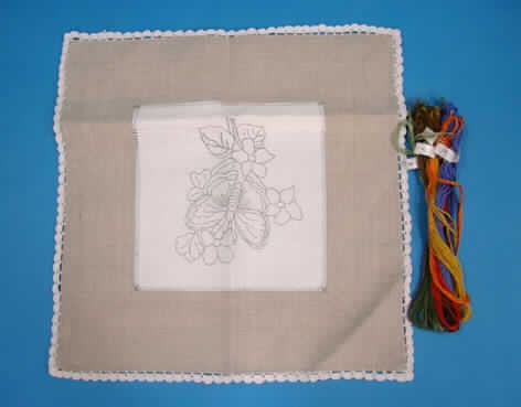 Warenzusammenstellung bestehend aus einer Zierkissenhülle und verschiedenen Garnen aus
Baumwolle, sog. Handarbeitspackung: Kissenhülle (Schmetterling mit blauen Blumen,
Art. 809-566), Stickgarn und Anleitung, siehe Foto,
- in gemeinsamer Aufmachung für den Einzelverkauf mit einer Packungsbeilage und Stick-
  anleitung (aus Papier) in einem Polybeutel; zur Ausübung einer bestimmten Tätigkeit
  (Besticken) zusammengestellt,
- Ware zur Innenausstattung (Zierkissenhülle),
-- aus verschiedenen 0,5 und 0,6 mm dicken, einfarbigen und bedruckten Geweben aus
   lt. Antrag 100 % Leinen,
-- gebrauchsfertig, kann somit ohne weitere Bearbeitung verwendet werden und wird
   daher nicht vom Warenkreis der Pos. 6308 erfaßt,
-- durch Zusammennähen konfektioniert; quadratisch, in den Abmessungen 40 cm x 40 cm,
-- an allen Rändern mit Häkelborten verziert,
-- auf der Rückseite mit einer Öffnung zum Einstecken der Kissenfüllung,
-- kennzeichnet sich nach Material, Ausstattung und Abmessung nicht als Bettwäsche
   (Kopfkissenbezug) der Position 6302, sondern als Ware zur Innenausstattung,
- zwölf Stränge Baumwollgarne in verschiedenen Farben; je Strang mit einem Gewicht von
  unter 1 g,
-- die beigefügten Garne sind dazu bestimmt, die Zierkissenhülle mit dem aufgedruckten
   Motiv auf der Vorderseite zu besticken,
- in Bezug auf die Verwendung, den Umfang und den Wert bestimmt die Zierkissenhülle
  den Charakter der Ware.