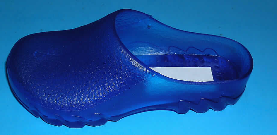 Wasserdichte Schuhe, sog. Clogs (lt. Antrag Matschis, Artikel Nr. 590-722), siehe Foto,
- mit Laufsohlen und Oberteil (geschlossenes Blatt) aus (lt. Antrag) Kunststoff (100 GHT
  PVC), nicht durch Nähen, Nieten, Nageln, Schrauben, Stecken oder ähnliche Verfahren
  zusammengefügt,
- ohne Metallschutz in der Vorderkappe
- nicht den Knöchel bedeckend,
- mit offener Ferse,
- mit ca. 2 cm hochgezogenem Rand an den Seiten und im Fersenbereich.