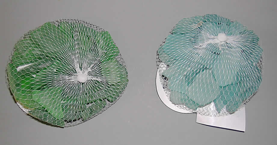 Glaskurzware (Glassteine), lt. Antrag als Bruch bezeichnet, siehe Photo,
- farbig sortierte Glassteine, unregelmäßig geformt,
- mit rundgeschliffenen Kanten und mattierter Oberfläche,
- nicht mechanisch poliert,
- ca. 2 bis 4 cm groß,
- aus augenscheinlich gewöhnlichem Glas, maschinell gefertigt,
- zu Dekorationszwecken,
- eine den Nachahmungen von Schmucksteinen ähnliche Ware.