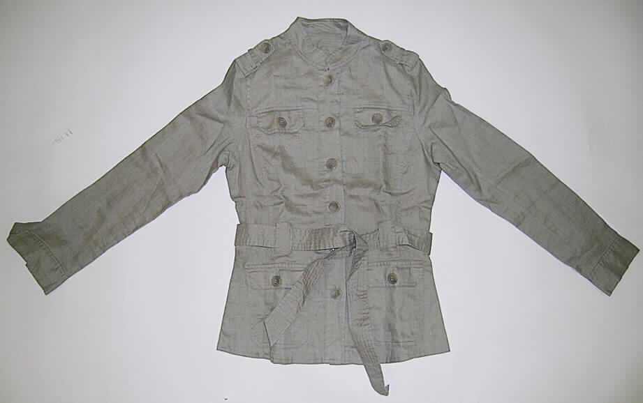 Jacke für Frauen, sog. Damen-Blusenjacke, Art. 619141, Größe 36, siehe Abbildung,
- aus 0,4 mm dicken, einfarbigen Geweben aus lt. Antrag 100 % Leinen,
- über die Taille reichend (Rückenlänge: 65 cm), 
- mit einem halsnahen Stehkragen, 
- gefüttert,
- mit langen Ärmeln, mit manschettenartigen Abschlüssen mit Knopfverschluss,
- vorn mit einer durchgehenden Öffnung, mit Knopfverschluss von rechts über links
  (Frauenkleidung),
- auf den Schultern mit Riegeln mit Knopfverschluss,
- in der Taille mit einem durch Schlaufen geführten Bindegürtel,
- mit zwei eingesetzten Brusttaschen mit Patte und Knopfverschluss,
- mit zwei aufgesetzten Taschen mit Patten und Knopfverschluss unterhalb der Taille, u.a. 
  deshalb keine Hemdbluse der Position 6206,
- in Bahnen körpernah gearbeitet,
- am unteren Rand gesäumt.