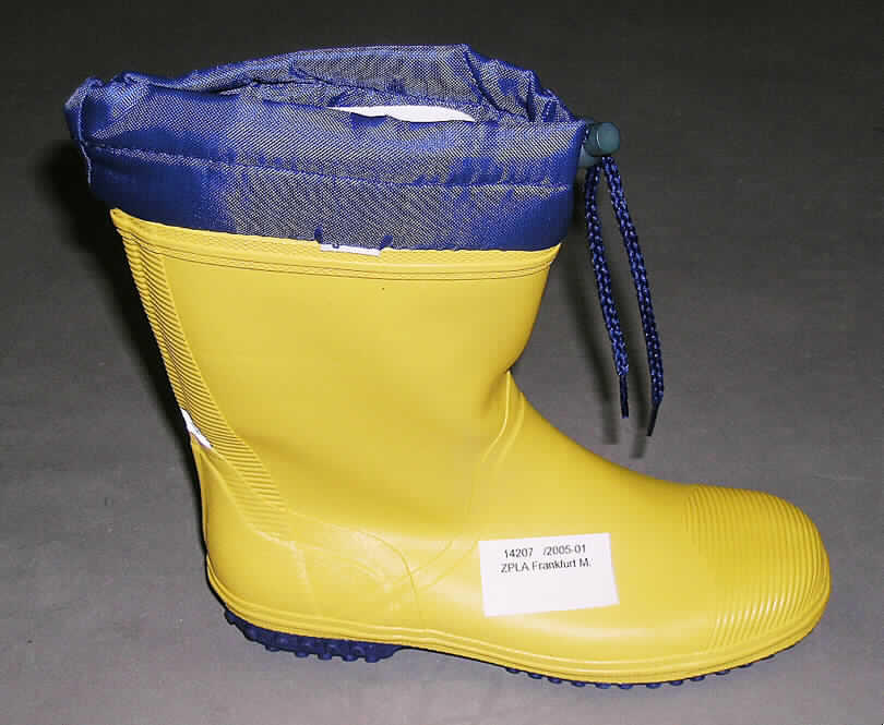 Stiefel (lt. Antrag Gummistiefel, Artikel Nr. 590-351), siehe Foto, 
- wasserdicht,
- mit Laufsohlen und Oberteil aus (lt. Antrag) Kautschuk, nicht durch Nähen, Nieten, Nageln,
  Schrauben, Stecken oder ähnliche Verfahren zusammengefügt,
- am oberen Rand mit einer Spinnstoffstulpe und einem Zugkordelverschluss ausgestattet
  (Zubehörteile),
- ohne Metallschutz in der Vorderkappe,
- den Knöchel, jedoch nicht das Knie bedeckend (Schafthöhe: ca. 20 cm -ohne Stulpe-).