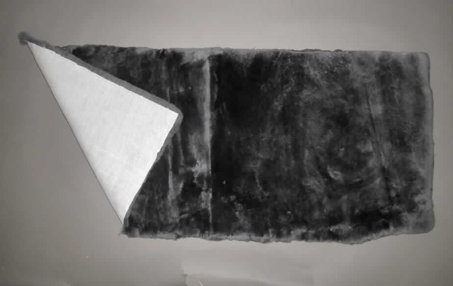 Ware aus Pelzfellen, sog. Lammfellplatte, siehe Foto,
- rechteckige Platte in den Abmessungen von ca. 140 x 60 cm,
- aus mehreren, mit dem Haarkleid gegerbten und zugerichteten Fellen von
  Schafen und Lämmern (Pelzfelle) zusammengenäht,
- die Fleischseite ist mit einem Gewebe aus Spinnstoffen (Nessel) beklebt,
- soll zur Herstellung von Autositzbezügen dienen,
- durch die Verbindung (Zusatz) mit einem anderen Stoff (Spinnstoffgewebe) 
  scheidet eine Zuweisung in die Position 4302 aus.