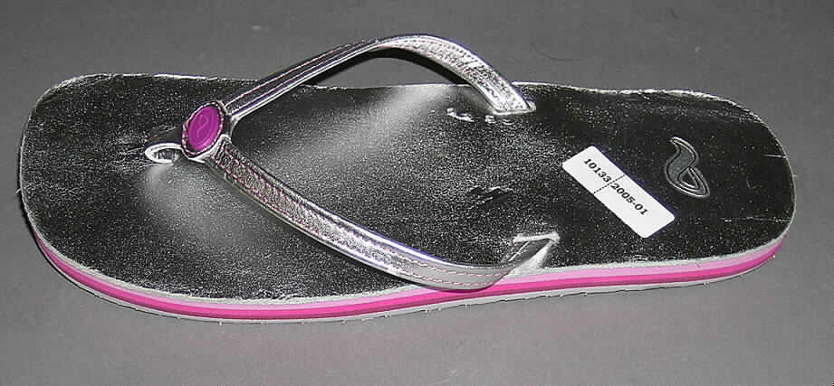 Dianette, lt. Antrag: Flip Flops, siehe Foto, 
- mit Laufsohlen aus Kunststoff, 
- mit Oberteil aus einem Riemen aus Leder (lt. Antrag), der zusätzlich an einem dritten Punkt 
  auf der Sohle befestigt ist, der zwischen der ersten und zweiten Zehe liegt, 
- nicht den Knöchel bedeckend, 
- ohne Metallschutz in der Vorderkappe, 
- mit nicht geschlossenem Blatt, 
- ohne Absatz, 
- mit einer Länge der Innensohle von mehr als 24 cm, 
- mit einer Verzierung auf dem Mittelsteg aus Kunststoff, 
- nicht als Männer- oder Frauenschuhe erkennbar.