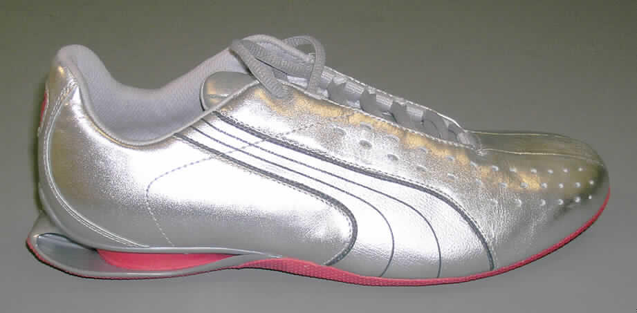 Freizeitschuhe (lt. Antrag: "Art.-Name: Lowvitation Lux Wn`s, Art.-Nr.: 182592"), siehe Foto,
- mit Laufsohlen aus (lt. Antrag) Kautschuk; Hauptsohle nicht aus Holz,
- mit Oberteil (geschlossenes Blatt) aus Leder (den größten Teil der Außenfläche bildend)
  und Kunststoff (Spinnstoff mit einer mit bloßem Auge wahrnehmbaren Außenschicht aus
  Kunststoff),
- mit Schnürsenkelverschluss,
- ohne Schutz in der Vorderkappe, 
- nicht den Knöchel bedeckend, 
- mit einer Länge der Innensohle von mehr als 24 cm, 
- nicht als Männer- oder Frauenschuhe erkennbar,
- nach der Funktionalität (u.a. im Fersenbereich bei lateralen Bewegungen instabil) 
  nicht für Sportzwecke.