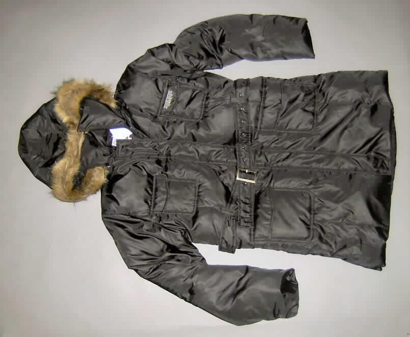 Mantel für Frauen, sog. Daunen-Mantel Black Forest Zermatt, Artikel 15123, Größe XXL, 
siehe Foto,
- aus 0,1 mm dicken, einfarbigen Geweben aus lt. Antrag 100% Polyester (synthetische
  Chemiefasern),
- wattiert (lt. Antrag 70% Daunen und 30% Federn) und abgesteppt gefüttert; zusätzlich
  mit einem leichten Innenfutter ausgestattet,
- mit einem Stückgewicht von mehr als 1 kg, 
- über den halben Oberschenkel reichend (Rückenlänge: 92 cm),
- mit einer durch Reißverschluss abtrennbaren Kapuze mit einer Randeinfassung
  aus Wirkplüsch,
- mit einem hohen Stehkragen, 
- vorn mit einer durchgehenden Öffnung mit Reißverschluss und einer Patte von
  rechts über links (Frauenkleidung),
- mit langen Ärmeln, 
- mit einem durch Schlaufen gezogenen Gürtel (somit kein Parka),
- vorn mit vier aufgesetzten Taschen,
- mit einem geraden Abschluss am unteren Rand; mit ca. 40 cm hoch reichenden
  Seitenschlitzen mit Reißverschlüssen,
- wird über jeder anderen Kleidung und zum Schutz gegen das Wetter getragen.