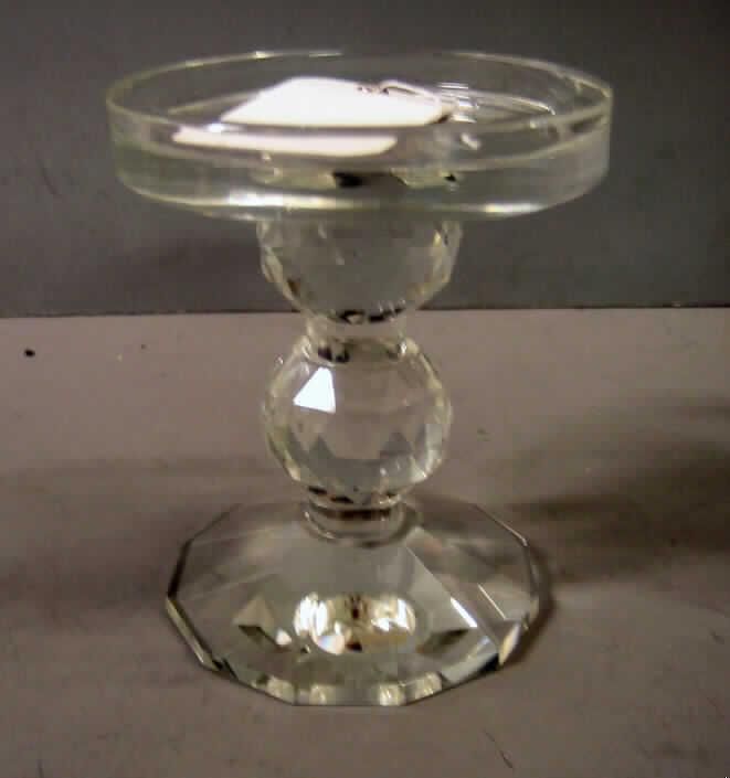 Glasware zur Innenausstattung, sog. Kerzenleuchter "Kristall" aus Glas, Art.-Nr. 69132.00 
und 69133.00, siehe Fotos,
- Glasware zur Innenausstattung in Form eines Kerzenständers,
-- aus gewöhnlichem, farblosem Glas, 
-- mit einem runden mit Facetten versehenen Fuß, einem ca. 8 (bzw. 4) cm hohen Schaft,
   der mit zwei (bzw. einer) facettierten Kugeln und einer tellerförmigen Halterung für eine 
   Kerze mit einem ca. 0,5 cm hohen Rand und einem Innendurchmesser von ca. 8 cm
   versehen ist,
-- mit einer Höhe von ca. 11,5 (bzw. 8) cm,
-- augenscheinlich mechanisch gefertigt,
-- keine Einreihung als nichtelektrischer Beleuchtungskörper der Position 9405, da die 
   Ware keine spezielle Aufnahmevorrichtung (z.B. Dorn, Klemme, Steckhülse) für eine 
   Kerze aufweist.